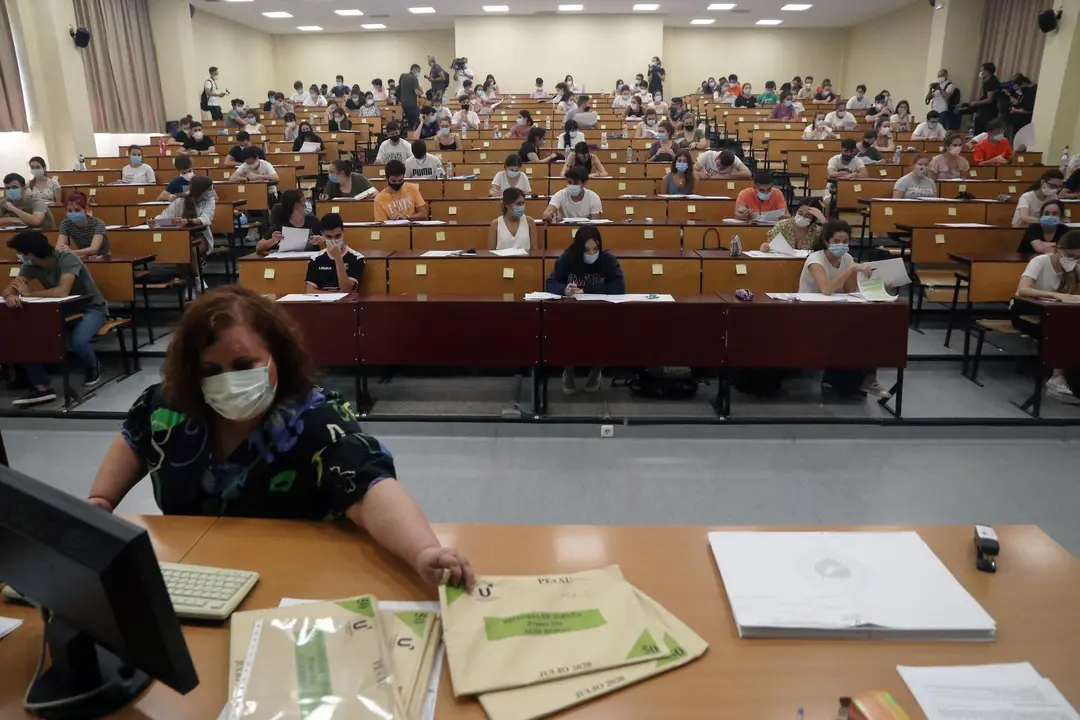 MLG 07-07-2020.-Estudiantes se agolpan en la facultad de Medicina a la espera de ser llamados para la realizaci&oacute;n de las pruebas de Evaluaci&oacute;n para el acceso a la Universidad, EVAU tradicionalmente llamada selectividad.-&Aacute;LEX ZEA.