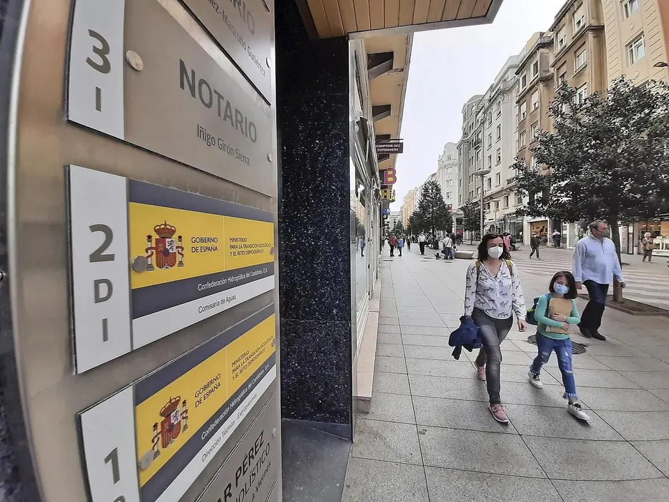 Madre e hija transitan con
mascarilla por la calle Juan de
Herrera de Santander. / S. D&iacute;az