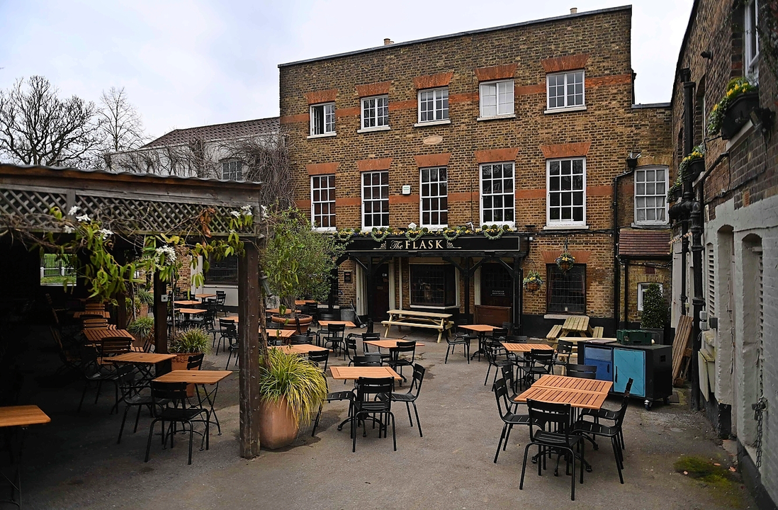 Un pub cerrado en Londres. / EFE