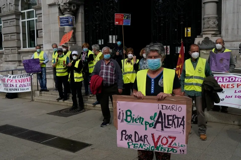 Una mujer sostiene un cartel agradeciendo la labor de ALERTA "Por dar voz a los Pensionistas. Nueva concentraci&oacute;n en Santander de la Coordinadora de Pensionistas./ HARDY