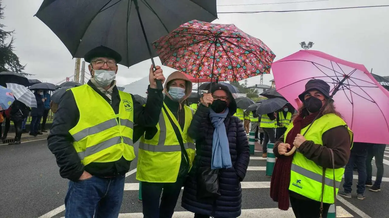 Los trabajadores de SEG Automotive se concentran en el puerta de la factoria en el segundo d&iacute;a de protesta.