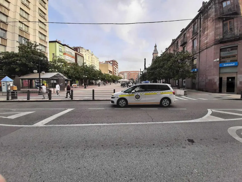 Un coche de la polic&iacute;a local de Torrelavega patrulla la ciudad. / S. D&iacute;az