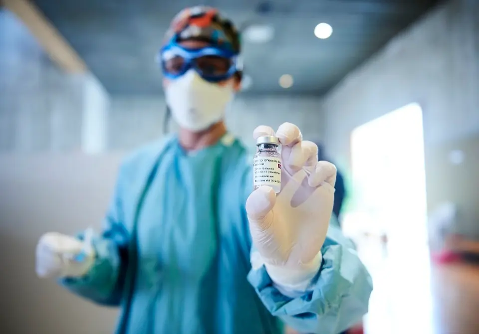 EuropaPress_3628331_profesional_sanitaria_sostiene_vial_vacuna_astrazeneca_inicio_campana