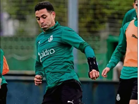 Bustos, entrenando ayer, de nuevo con la protecci&oacute;n en su mano operada tras el susto del d&iacute;a anterior. / hardy .