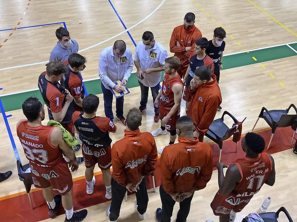 David Mangas da instrucciones a sus jugadores durante un &lsquo;tiempo muerto&rsquo;. / Hugo g&oacute;mez