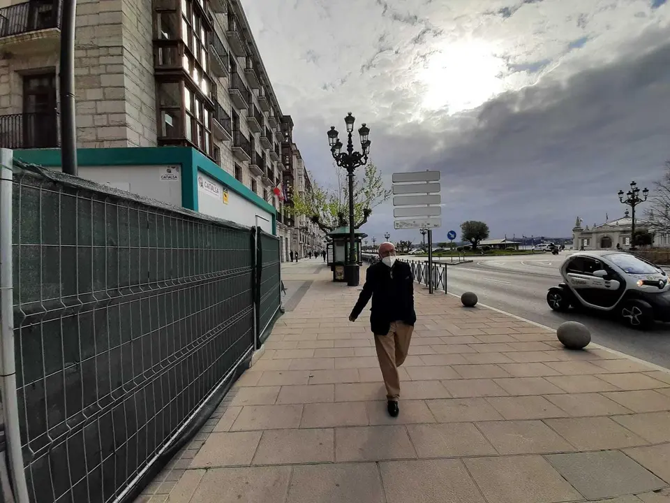 Una persona con mascarilla por el centro de Santander en el d&iacute;a de hoy. / S. D&iacute;az