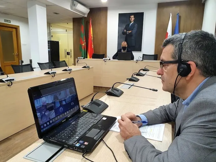 El alcalde de Torrelavega, Javier L&oacute;pez Marcano y el concejal de Haciendo Pedro Noriega durante el pleno telem&aacute;tico celebrado hoy. / ALERTA