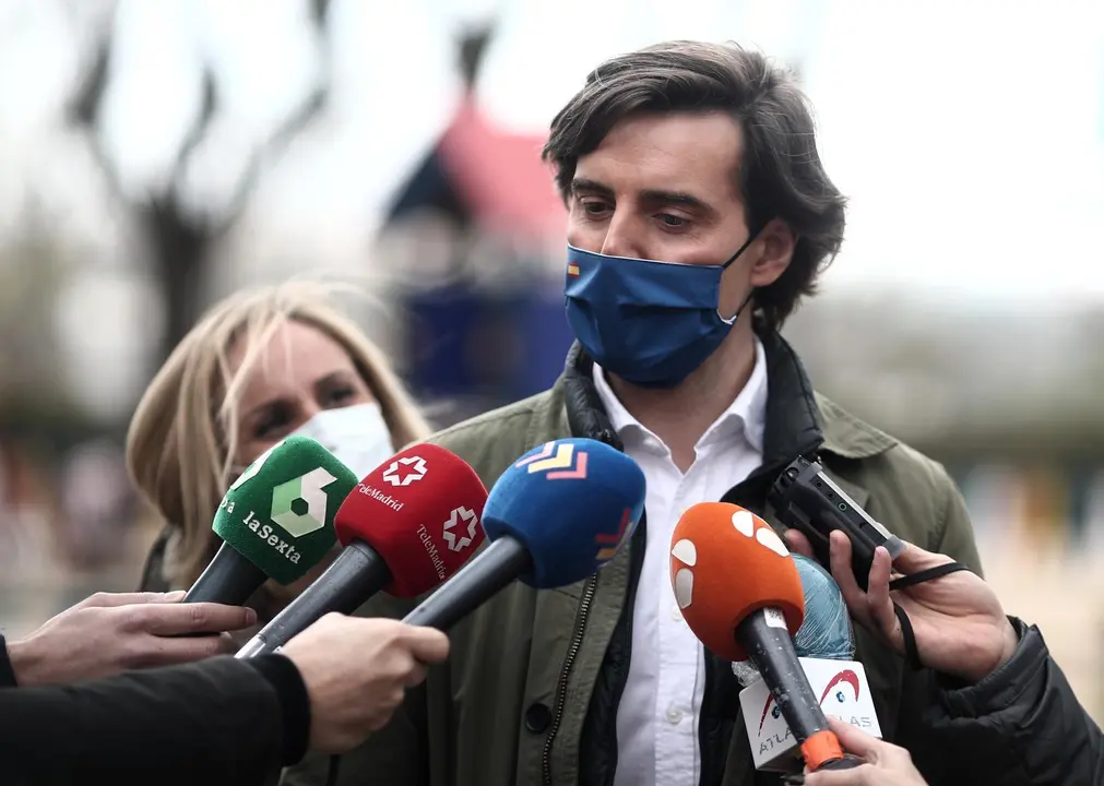 El vicesecretario de Comunicaci&oacute;n del PP, Pablo Montesinos ofrece declaraciones a los medios de comunicaci&oacute;n antes de un paseo hasta el Templo de Debod, en Madrid (Espa&ntilde;a), a 19 de marzo de 2021. 