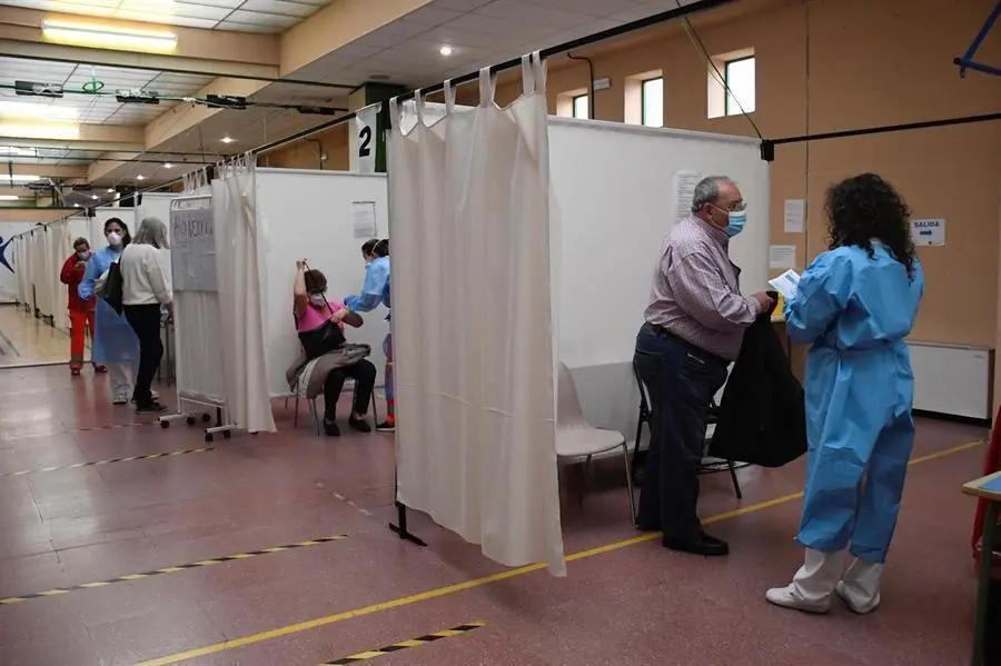 Vacunaci&oacute;n con AstraZeneca de personas del rango de edad comprendido entre los 65 y 60 a&ntilde;os, en el Pabell&oacute;n 'Pedro Delgado' de Segovia, el pasado jueves. EFE/ Pablo Mart&iacute;n