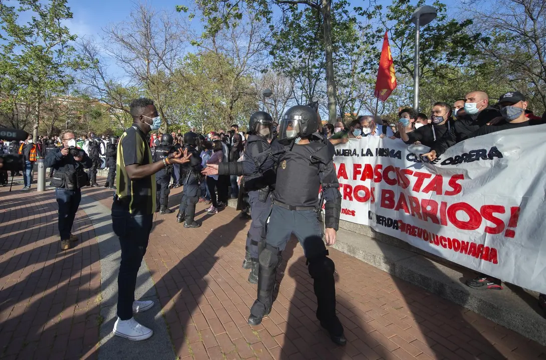Varias personas participan en la concentraci&oacute;n convocada en Vallecas contra Vox