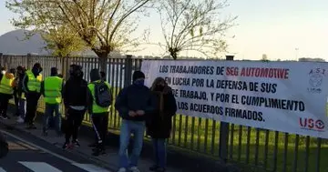 Trabajadores de SEG Automotive durante la huelga.