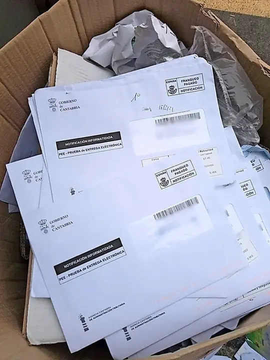 Notificaciones de la ACAT tiradas en la basura. / ALERTA