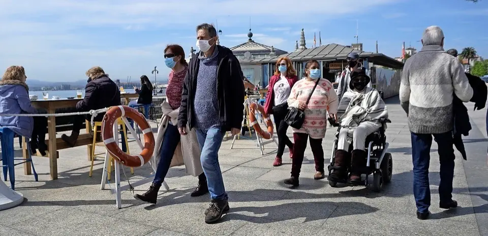 Varias personas por el paseo Pereda de Santander. / Hardy