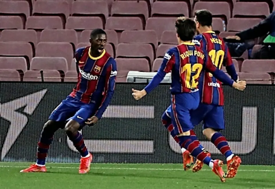 Dembel&eacute; celebra un gol con el Barcelona. / EFE