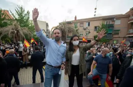 La candidata de Vox a la Presidencia de Madrid, Roc&iacute;o Monasterio, acompa&ntilde;ada del l&iacute;der nacional del partido, Santiago Abascal, protagonizan un acto preelectoral, a 8 de abril de 2021, en la Plaza de la Magdalena de Getafe (Madrid) - Alberto Ortega - Europa Press