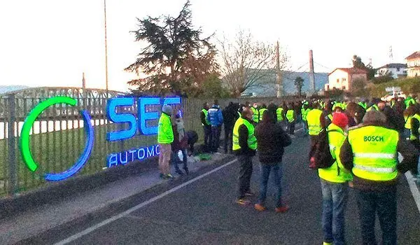 Los trabajadores de SEG Automotive durante la huelga.