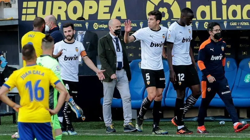 Los jugadores del Valencia abandonan el terreno de juego el pasado domingo en C&aacute;diz.ROM&Aacute;N R&Iacute;OS / EFE