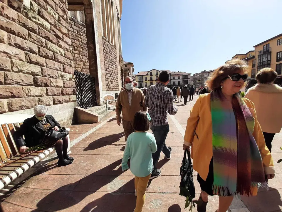 Varias personas con mascarilla y otras no transitan por la Plaza Roja de Torrelavega. / S. D&Iacute;AZ