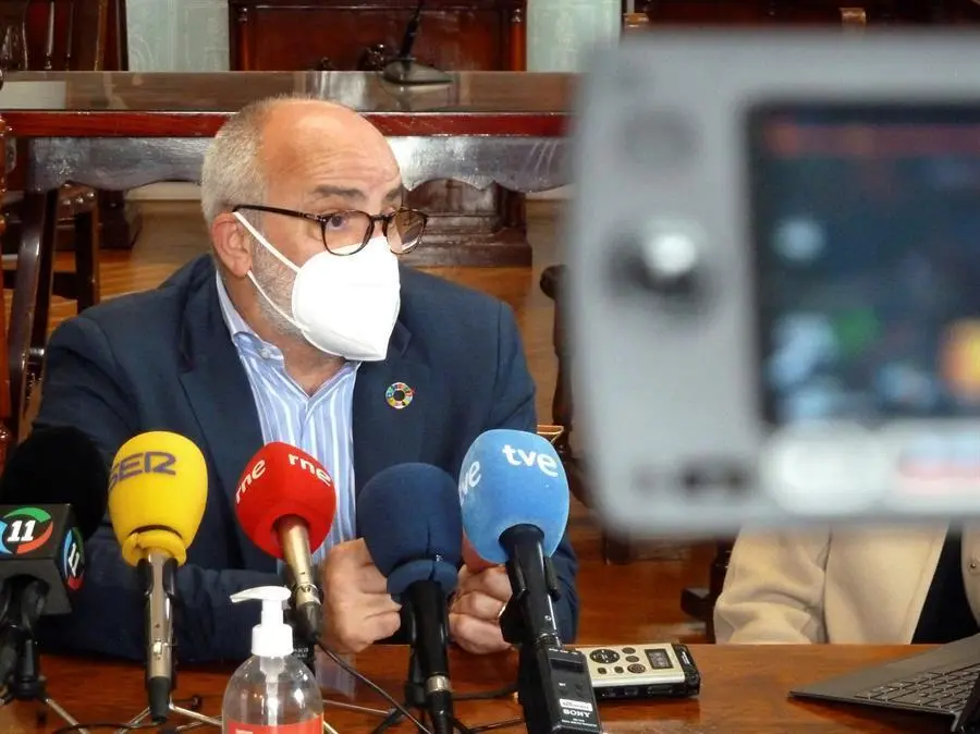 El consejero de Sanidad en Cantabria, Miguel Rodr&iacute;guez, en rueda de prensa hoy en Castro Urdiales. EFE/ Miguel Ramos