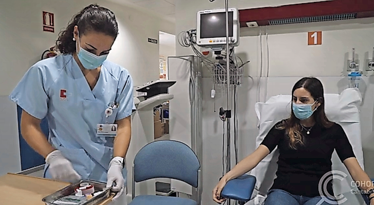 Una enfermera se prepara para realizar una extracci&oacute;n de sangre a una paciente.