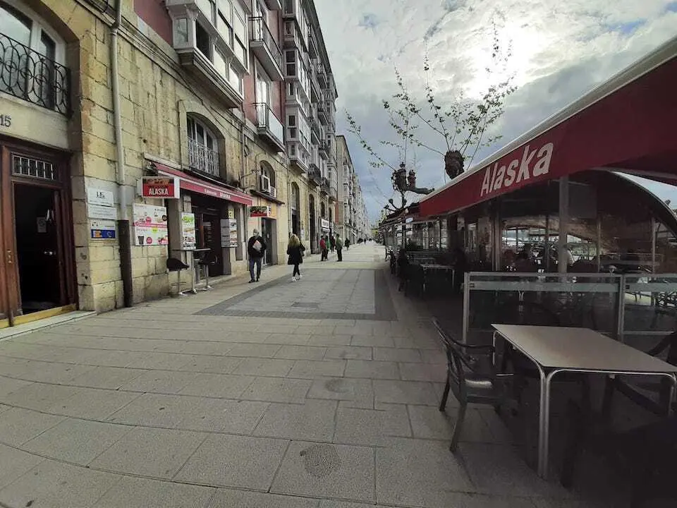 Varias personas camina con mascarilla por el Paseo Pereda de Santander. / S.D&Iacute;AZ