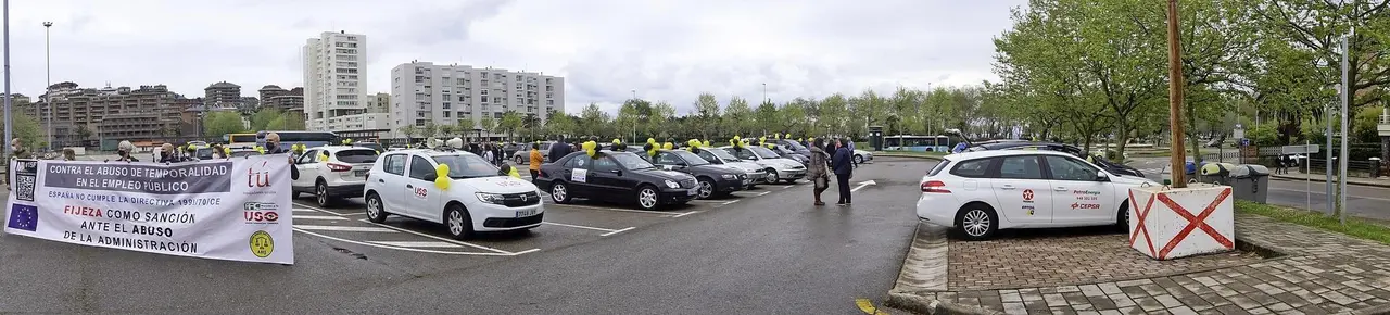 Cientos de personas vuelven a tomar las calles de Santander para protestar contra la &laquo;alta tasa de interinidad en las administraciones p&uacute;blicas y piden que se acabe con el &laquo;fraude de ley&raquo;. / Hardy