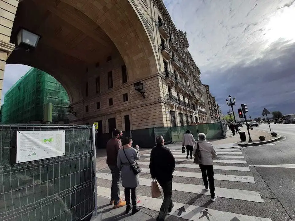 Varias personas transitan por el Paseo Pereda de Santander. / S. D&iacute;az