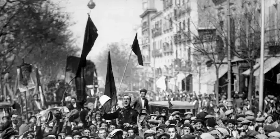 La gente celebra en la calle la proclamaci&oacute;n de la II Rep&uacute;blica. EFE/Archivo