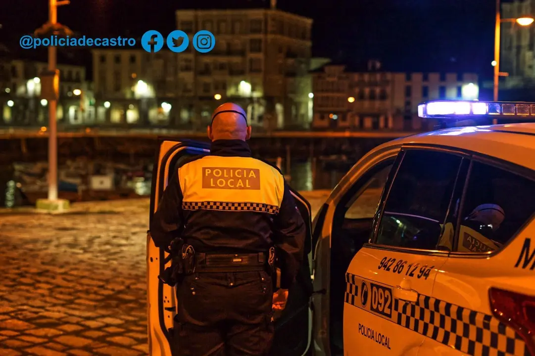 Un polic&iacute;a de Castro Urdiales junto al puerto de la Villa.