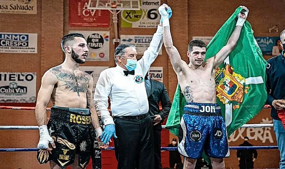 Jon M&iacute;guez, con la bandera de Castro sobre el ring al ser proclamado campe&oacute;n.