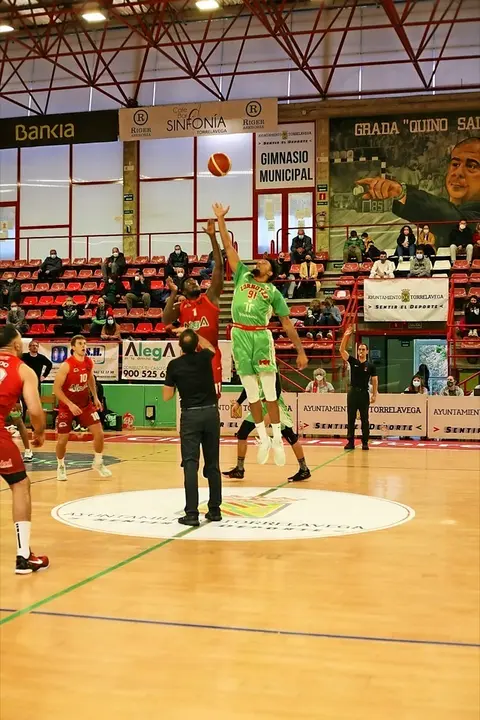 Salto inicial entre Leo Cizmic y Jeromy Rodr&iacute;guez. / ricardo corpas