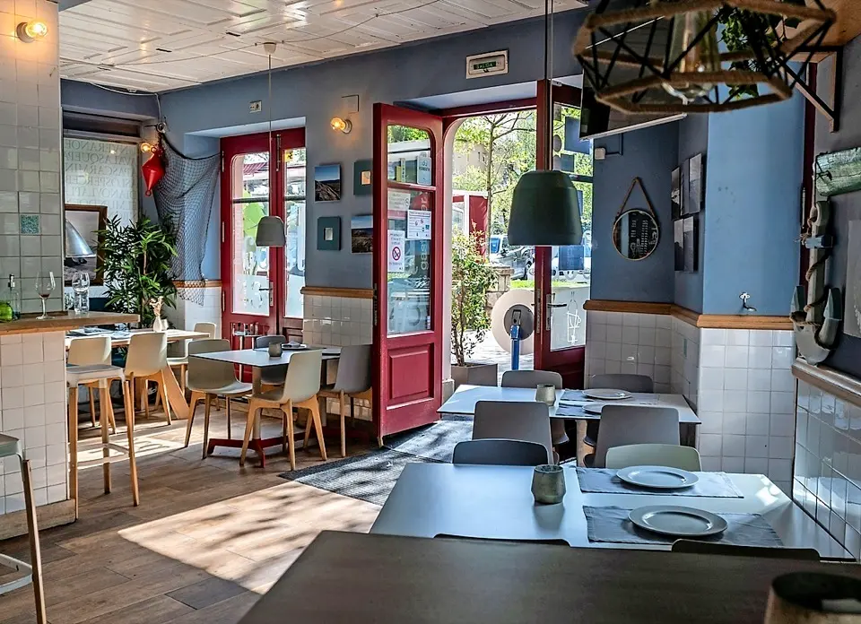 Interior de otro de los locales de hosteler&iacute;a este martes en Cantabria que a partir de hoy tendr&aacute;n que volver a cerrar. / Rom&aacute;n G. Aguilera