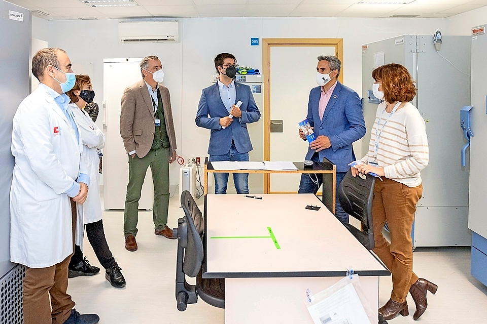 Pablo Zuloaga, visit&oacute; ayer el instituto cient&iacute;fico. / ALERTA