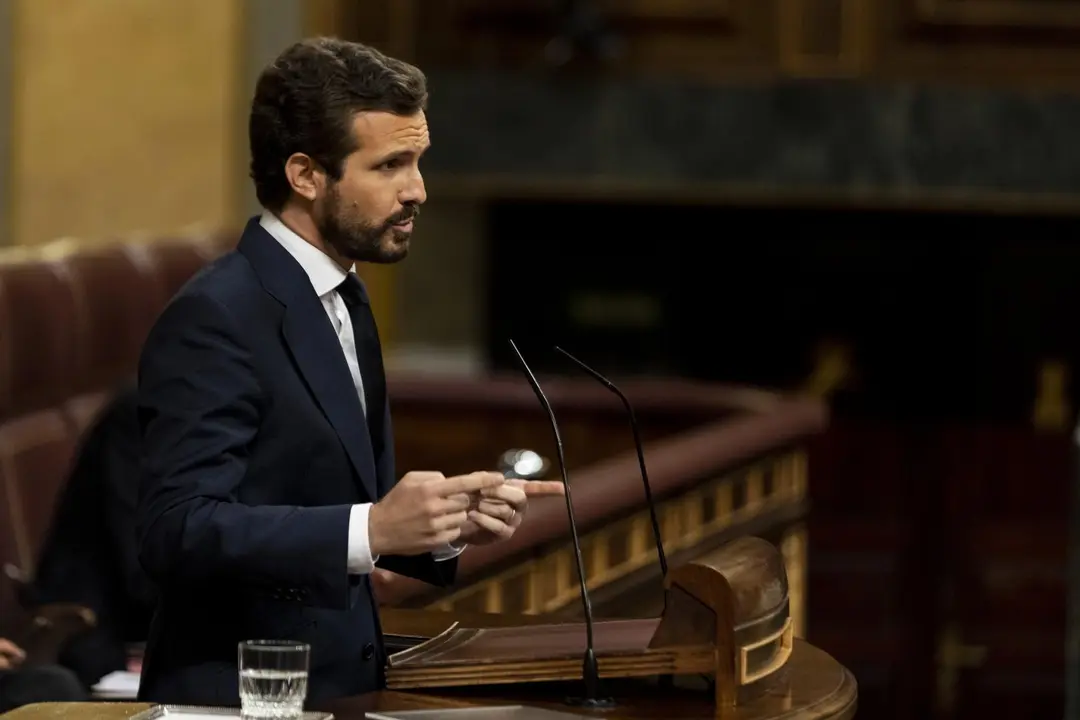 Archivo - El presidente del PP, interviene desde la tribuna en una sesi&oacute;n plenaria en el Congreso.