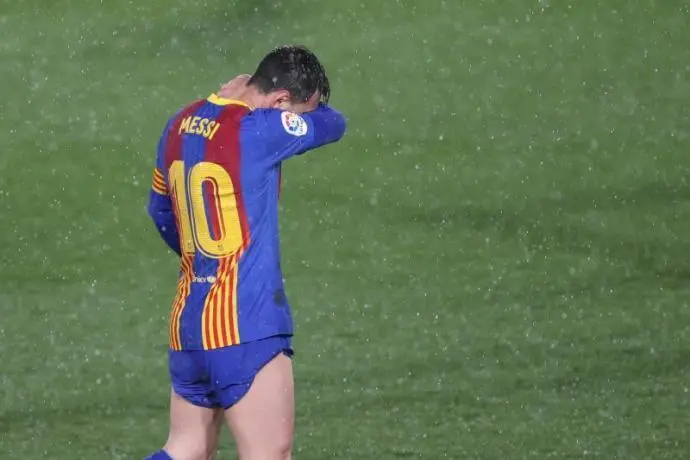 Las estad&iacute;sticas desmienten que el tembleque de Leo Messi en plena tormenta durante el tramo final del partido ante el Real Madrid tenga que ver con una desconexi&oacute;n del juego por parte del futbolista del Barcelona. EFE/JUANJO MARTIN