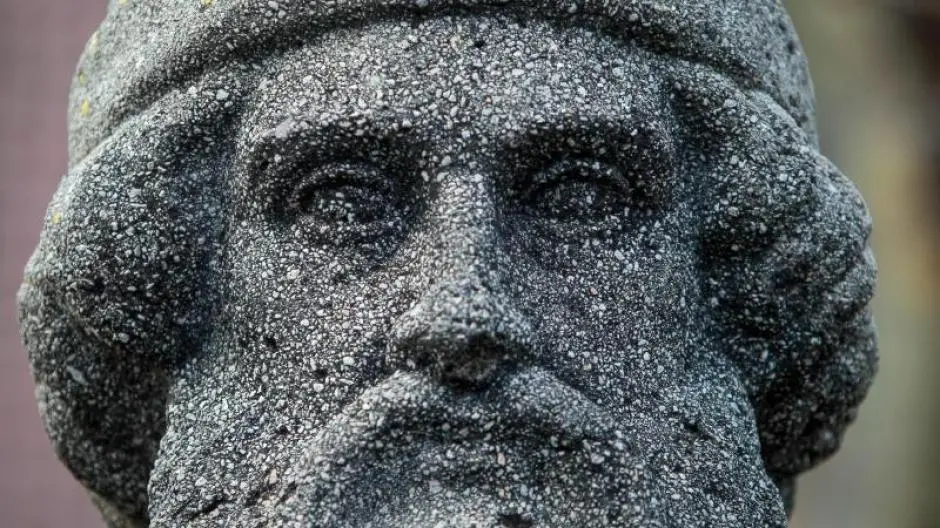 Un busto de piedra del inventor de la impresi&oacute;n tipogr&aacute;fica moderna en el campus de la Universidad Johannes Gutenberg.
