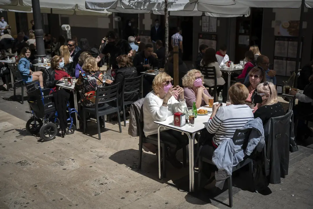Varias personas en la terraza de un bar, el d&iacute;a en que se ampl&iacute;an a seis los comensales por mesa, a 12 de abril de 2021, en Valencia, Comunidad Valenciana (Espa&ntilde;a).