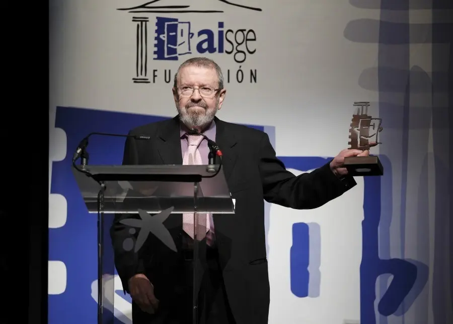 El actor Juan Jose Otegui, recogiendo en 2012 el premio de la Fundaci&oacute;n AISGE