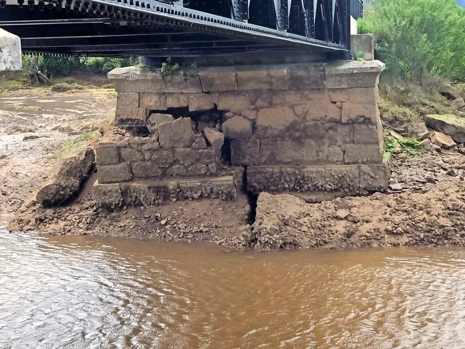 Vista del estado actual que presenta uno de los pilares del puente. / Ayto. Villescusa