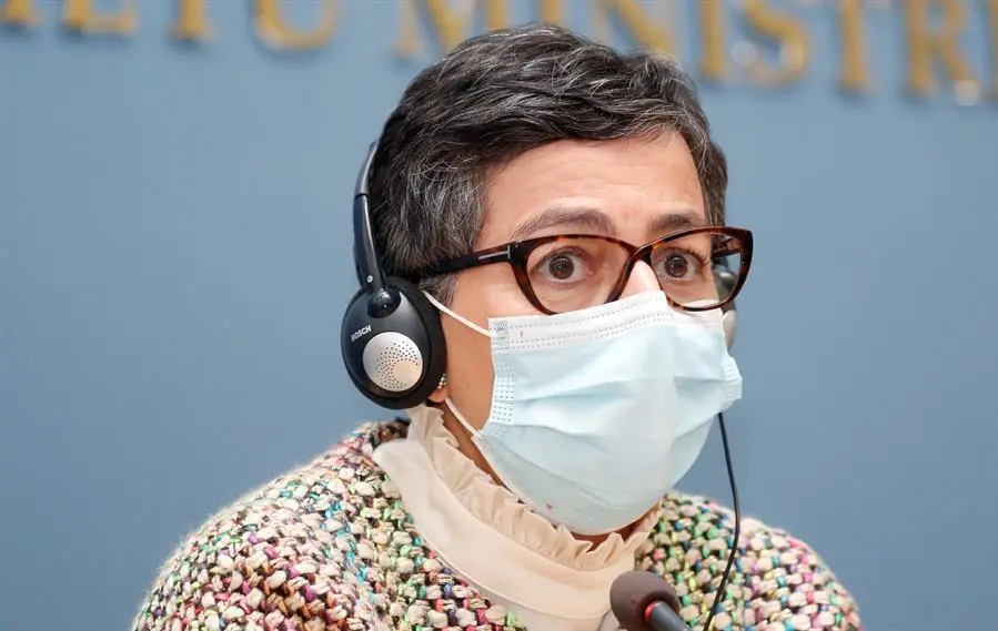 La ministra de Asuntos Exteriores, Arancha Gonz&aacute;lez Laya, ofrece una rueda de prensa junto al titular de Exteriores de Letonia, Edgars Rinkevic (no aparece en imagen), tras una reuni&oacute;n celebrada este jueves en Riga, Letonia, en la segunda etapa de su viaje a los Estados b&aacute;lticos. Los contactos desde la Comunidad de Madrid para la eventual obtenci&oacute;n de suministros de la vacuna rusa contra el coronavirus Sputnik son "una distracci&oacute;n", seg&uacute;n dijo este jueves en Riga la ministra espa&ntilde;ola de Exteriores, Arancha Gonz&aacute;lez Laya. EFE/TOMS KALNINS