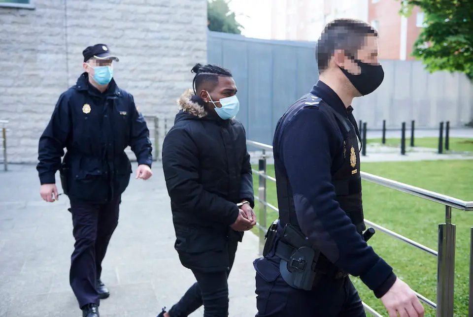 El autor confeso del crimen machista registrado en Laredo a principios de 2019, T.S.M.R, escoltado por dos polic&iacute;as nacionales a su llegada a la Audiencia Provincial de Cantabria, a 13 de abril de 2021, en Laredo, Santander, Cantabria, (Espa&ntilde;a). El acusado ser&aacute; juzgado esta semana por el crimen machista registrado en Laredo a principios de 2019, para el que la Fiscal&iacute;a pide 28 a&ntilde;os de prisi&oacute;n. Este caso fue el primer crimen por violencia machista de Espa&ntilde;a de 2019. Los hechos ocurrieron sobre las cuatro de la madrugada del 3 de enero de 2019 en el piso de la joven, ubicado en la Plaza Rosario Ochandiano de Laredo. El acusado, de 29 a&ntilde;os y natural de Ecuador, asest&oacute; a la joven una veintena de pu&ntilde;aladas con dos cuchillos.
13 ABRIL 2021;JUICIO;ASESINATO MACHISTA;LAREDO;SANTANDER;MACHISMO;VIOLENCIA DE G&Eacute;NERO
Juan Manuel Serrano Arce / Europa Press
13/4/2021