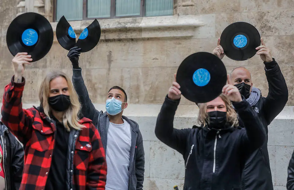 Varios Dj de la Comunidad Valenciana sostienen discos como signo de protesta durante una concentraci&oacute;n organizada frente al Palau de la Generalitat, a 15 de abril de 2021, en Valencia, Comunidad Valenciana (Espa&ntilde;a). A esta concentraci&oacute;n, convocada durante los 13 d&iacute;as de acampada de trabajadores del sector frente al Palau, se le suma a una sesi&oacute;n ininterrumpida de m&uacute;sica en la acampada del ocio nocturno durante el d&iacute;a de hoy, donde los Dj protestan por la situaci&oacute;n que atraviesa el sector tras 13 meses de "cierre encubierto" por el coronavirus.
15 ABRIL 2021;OCIO NOCTURNO;DJ;VALENCIA
Rober Solsona / Europa Press
15/4/2021