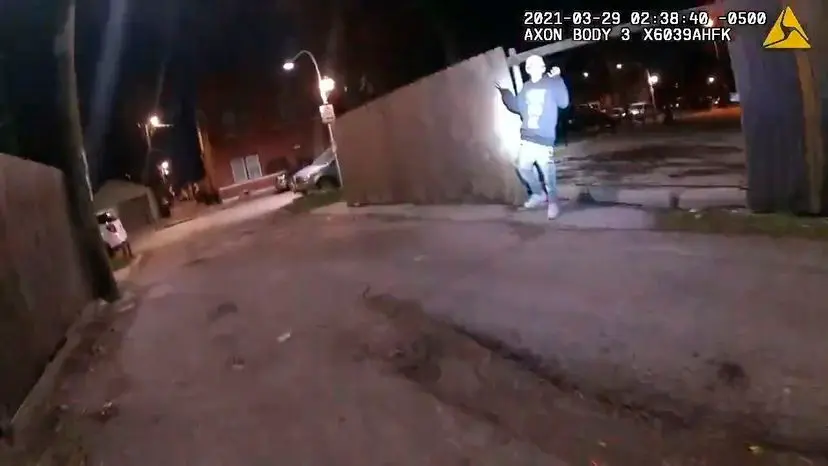 El joven Adam Toledo, de 13 a&ntilde;os, con las manos en alto durante una persecuci&oacute;n policial ocurrida el pasado 29 de marzo en el barrio hispano de La Villita en Chicago, Illinois. En v&iacute;deo, la persecuci&oacute;n publicada por la polic&iacute;a.FOTO: EFE | V&Iacute;DEO: AP