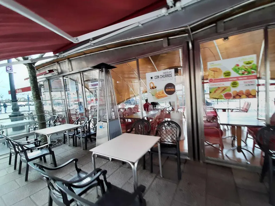 Vista de una terraza hostelera en el Paseo Pereda de Santander. / S. D&Iacute;AZ