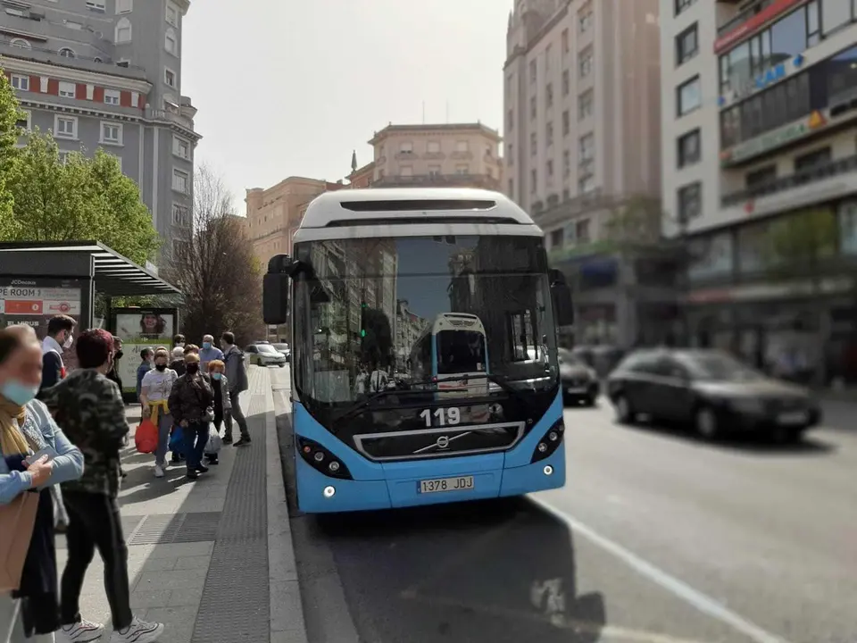 Varias personas con mascarilla se disponen a subir a un autob&uacute;s en el centro de Santander. / S. D&Iacute;AZ