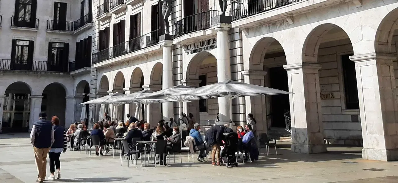 Varias personas en una terraza de la Plaza Porticada de Santander. / S. D&iacute;az