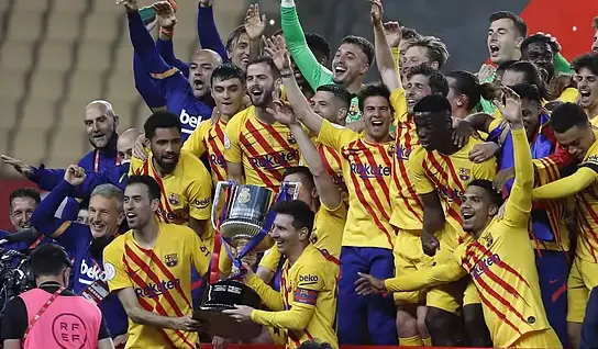Los jugadores del Barcelona celebran el t&iacute;tulo.&Aacute;ngel FernandezAP