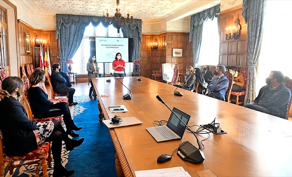 Momento de la reuni&oacute;n del Ayuntamiento con el sector MICE de la ciudad en el Palacio de la Magdalena. / ALERTA