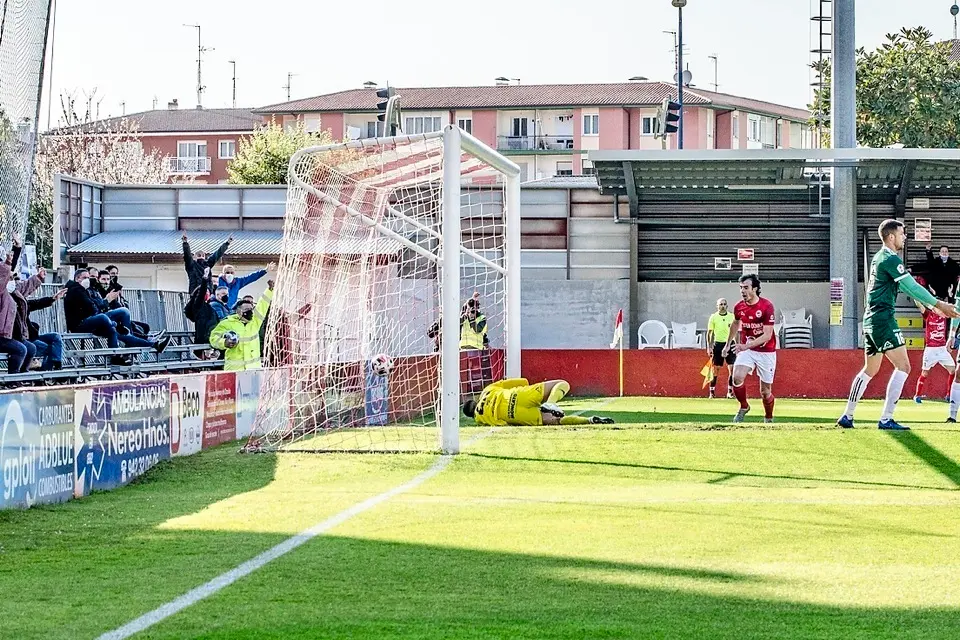 Cacharr&oacute;n encaja uno de los goles. / Reguera