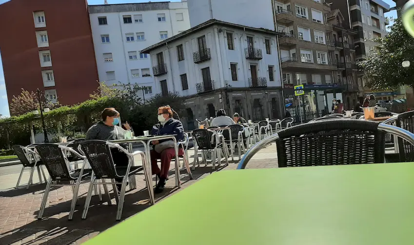 Vista de la terraza de la cafeter&iacute;a en el Boulevar Demetrio Herrero en Torrelavega. / S. D&iacute;az